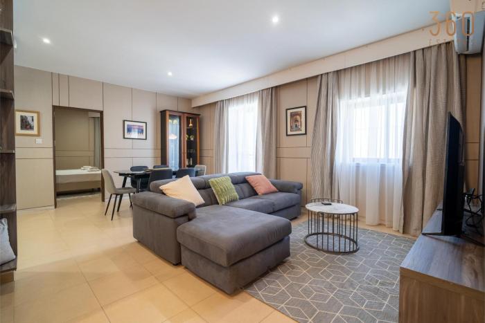 3BR Designer Stay with Outdoor Space, WIFI & AC by 360 Estates