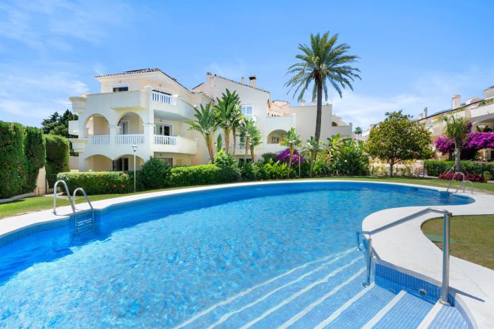 Stylish Apartment with Pool