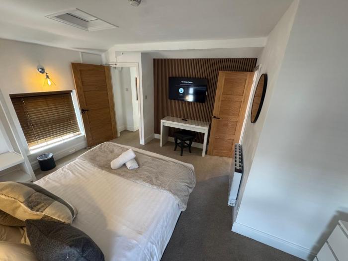 The Hideaway - 2-Bedroom Apartment with outdoor terrace & free parking