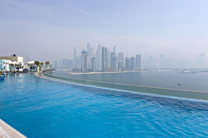 Stylish One-Bedroom Oasis - Prime Palm Location