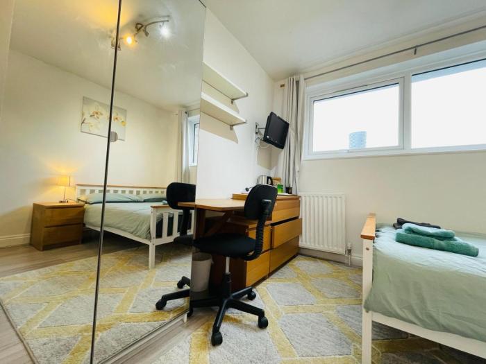 Spacious double bedroom with private bathroom ensuite and a new quality mattress in London Canary Wharf for short stay or long let near O2 and Excel Exhibition centre with easy reach fromairports in around London