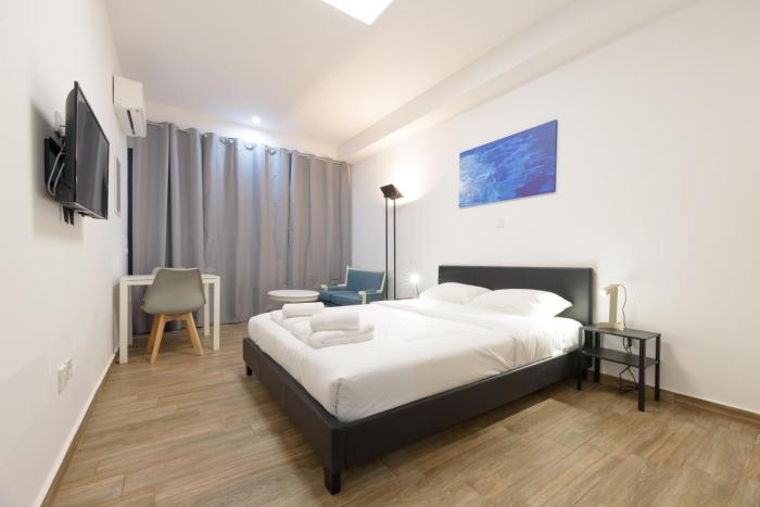 Stylish elevated ground floor studio with yard