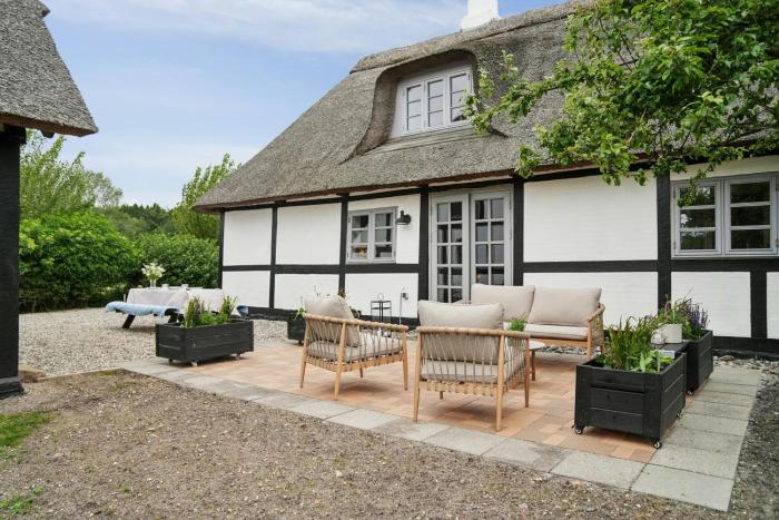 Find Peace In Charming Home Close To Nature