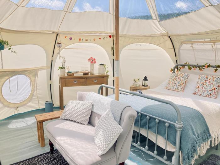Luxury Stargazing Glamping - Seren Hardd with Hot Tub
