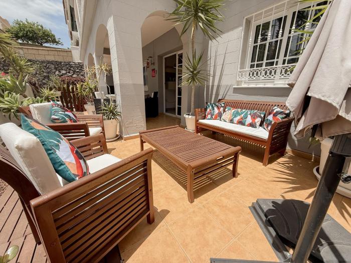 Pambnb - Bright Family Flat with Pools & Large Outdoor Space