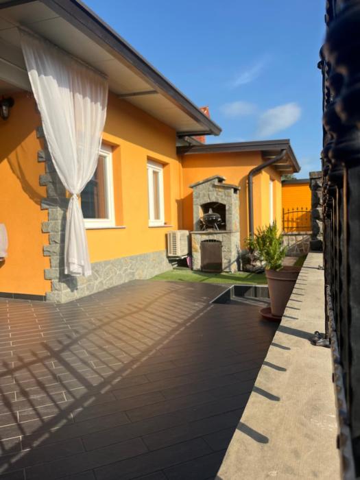 Summer house with terrace and free private parking