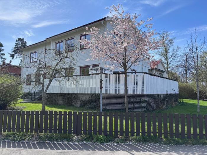 Rymlig villa nära stad och natur