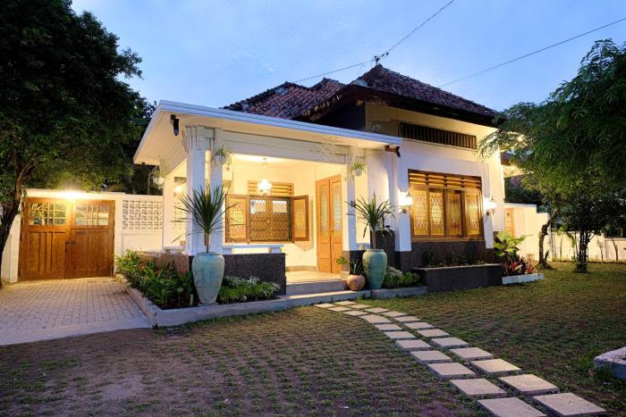 Entire Heritage Villa Family friendly in the Center of Yogya with Swimming Pool - Up to 9 people