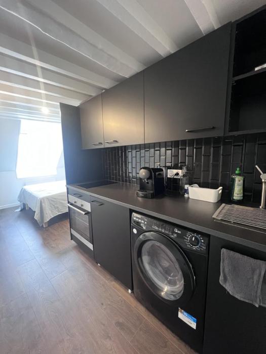 Cozy Studio by the Moulin Rouge