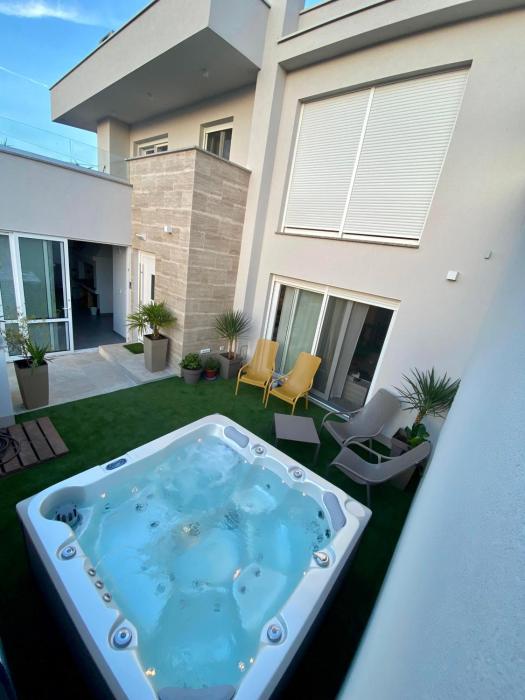 Villa Maksan - Sea View, Jacuzzi & BBQ Garden