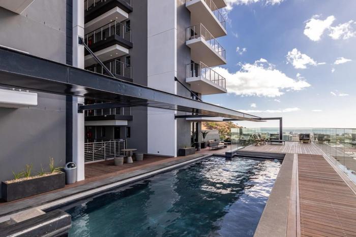 Outdoor pool Apartment, Gym, Bar & views