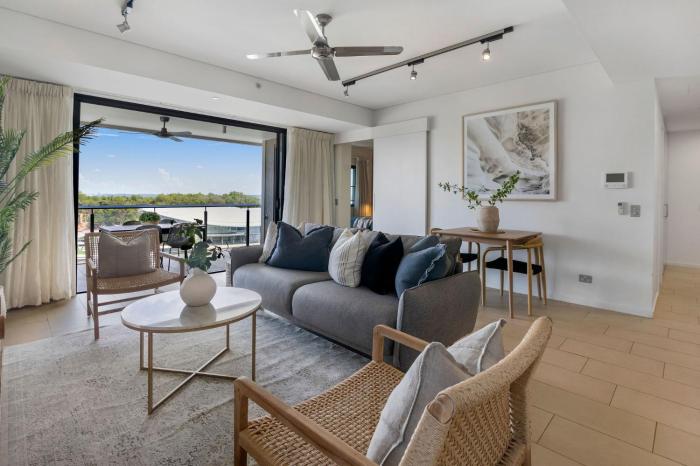 Charming Waterfront Lagoon Views & Restaurants