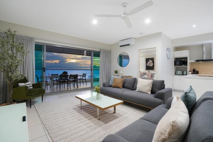 Sub-Penthouse Stunner Harbour Views & Pool
