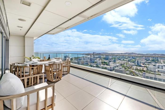 Ultimate Penthouse Majestic Harbour Views & Pool