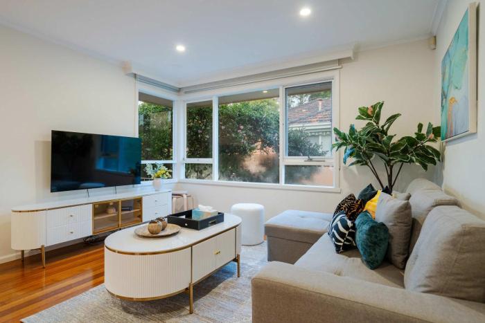 Bright 2B Coastal Getaway Steps From Beach