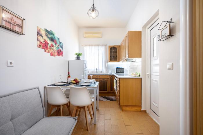 The Dockside Stay - Steps away from the Beach