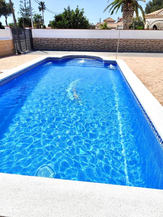 CASA CON PISCINA y BARBACOA