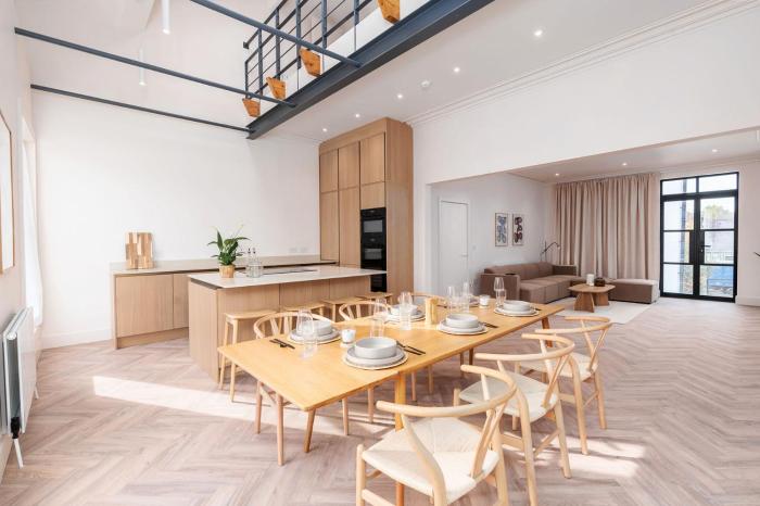 6-Bedroom, 6-Bathroom Contractor Home