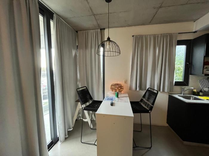 Luminoso Depto 40 metros NUEVO. Excelente Ubicacion Zona Sur.