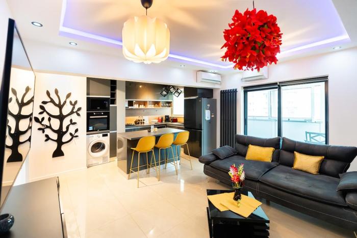 Ultra Modern 2BR Apartment - Walk Downtown and everywhere!