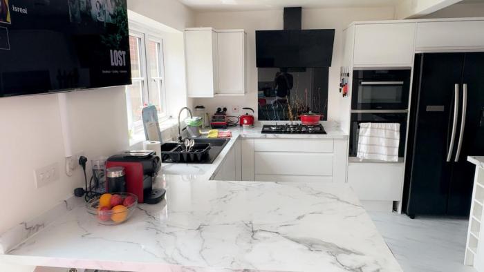 Modern & spotless property with easy commute to London, Birmingham, MK, etc