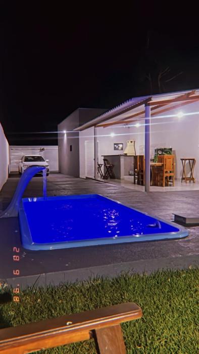 Casa com piscina e garagem privativa