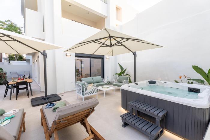 NiMar luxury city villa with jacuzzi