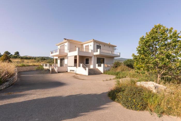 Captivating 3 BR Villa 360º Sea & Mountain Views - Near Kyparissia, Messinias