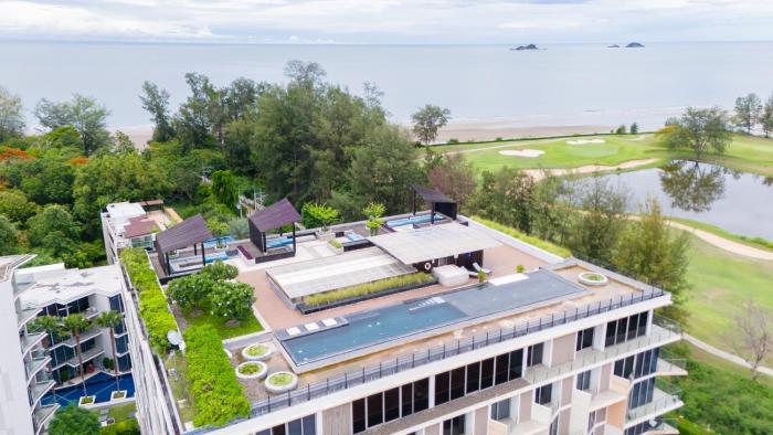 Beachside Chic Coastal Hideaway with Pool, Gym & View