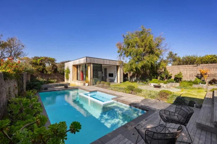 Quay-Walk to beach Gas Heated Pool, Spa, Trampoline