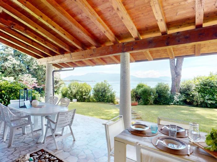 Villa beach front 7 bello by Bookinggardalake