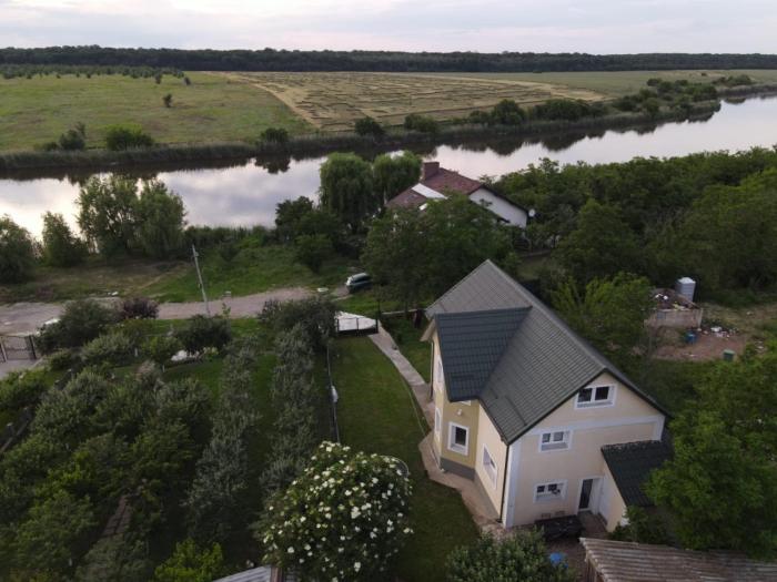 Family home, near thermeairport lake, Balotesti