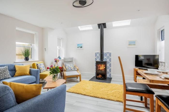 Charlotte Cottage - Minutes from Poole Park, with Feature Log Burner