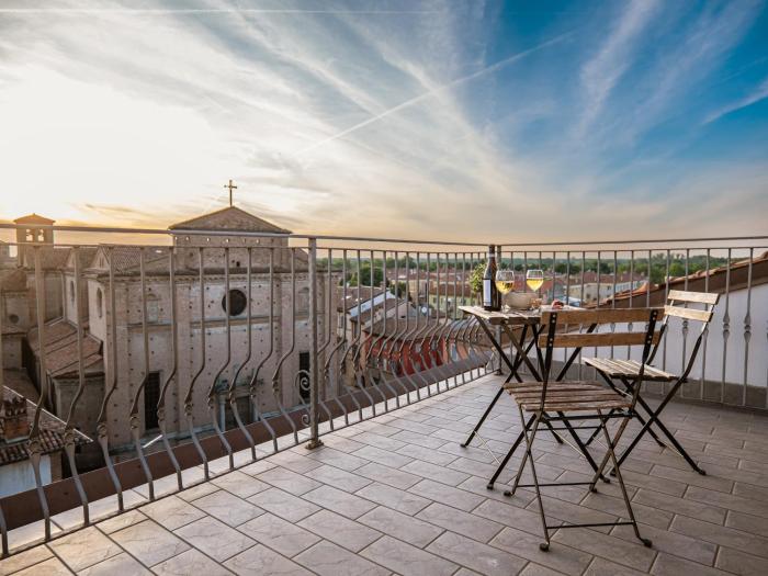 Attico elegante con terrazza panoramica, in centro