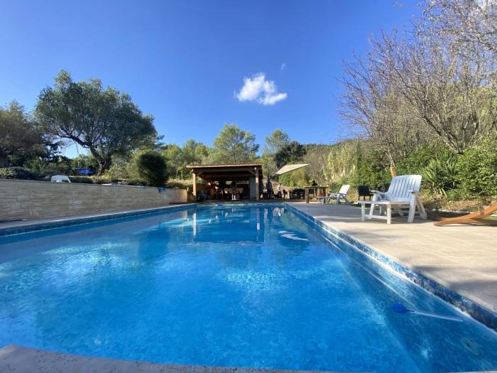 Villa 12 personnes au calme avec piscine