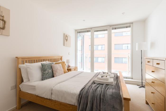 Sun-lit 1BR Flat, 2 mins to DLR Docklands