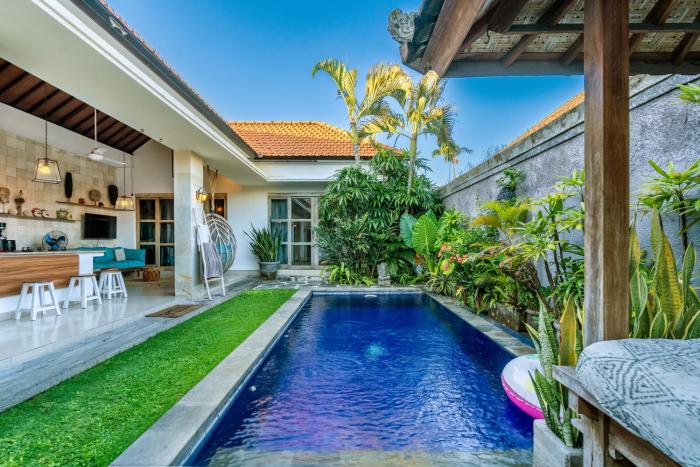 Private suite in Balinese pool villa near Echo Beach!