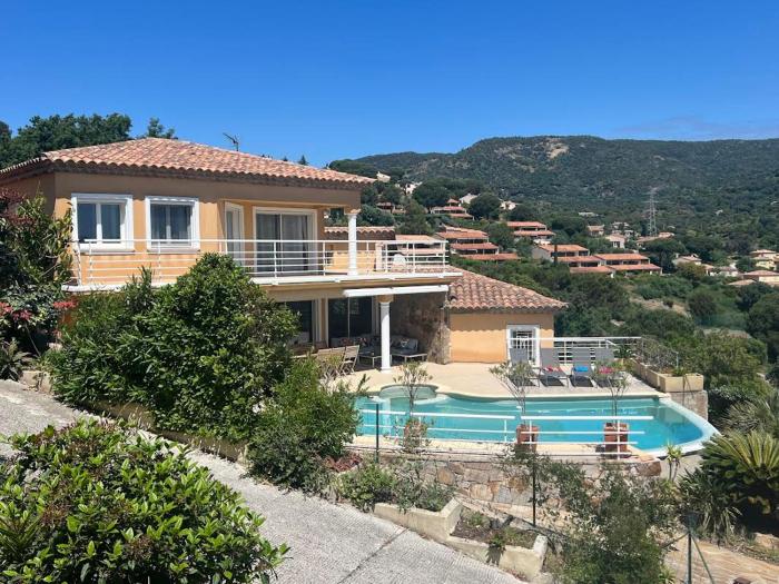 Les hauts dOu Souleou, villa contemporaine 8 personnes, piscine à débordement, jacuzzi intégré, très belle vue mer et collines