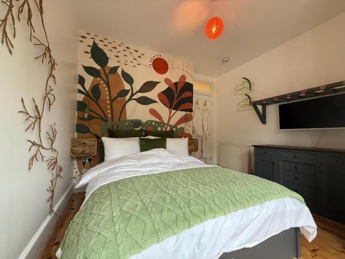 Seaweed Suite, secluded seaside stay with garden view