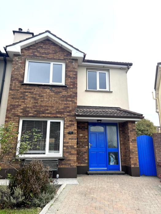 Bright & Cozy Home in Knocknacarra