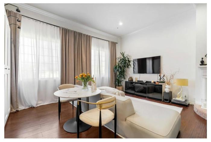 Turnkey Studio Adjacent to Beverly Hills