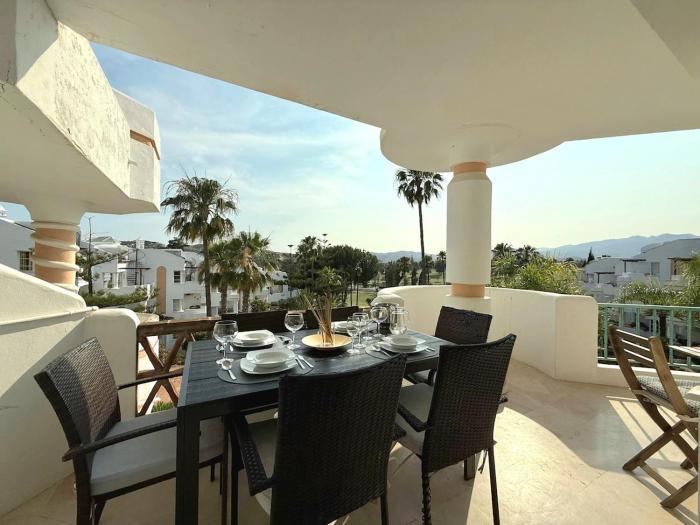 Gran terraza soleada con piscina en Mijas Golf