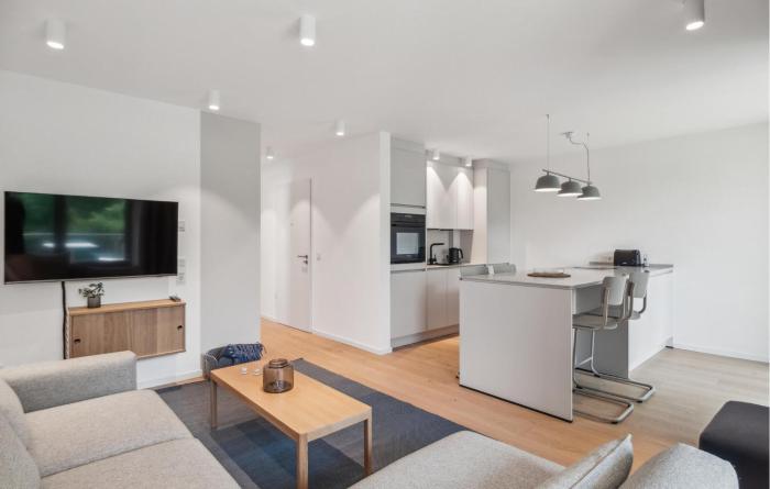 5 Bedroom Lovely Apartment In Tossens