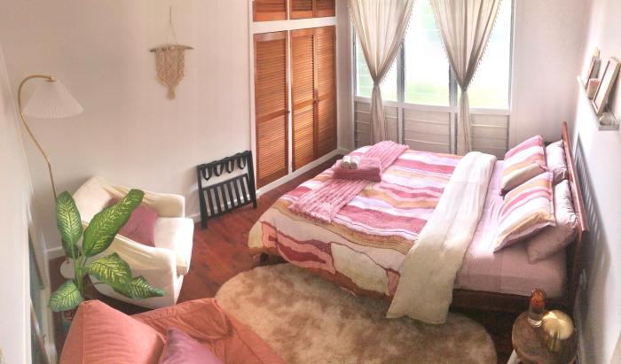 BEACH Boho 70s Entire Home WALK Cafe & Beach