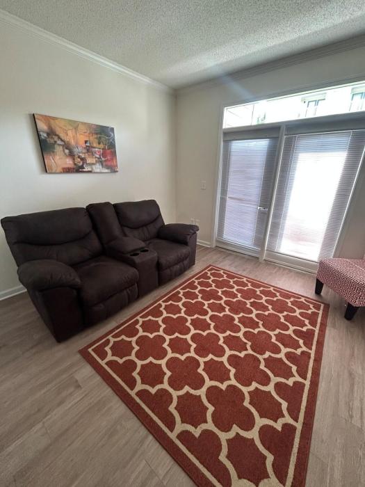 1BR with Queen Bed and Recliner Couch Free Parking