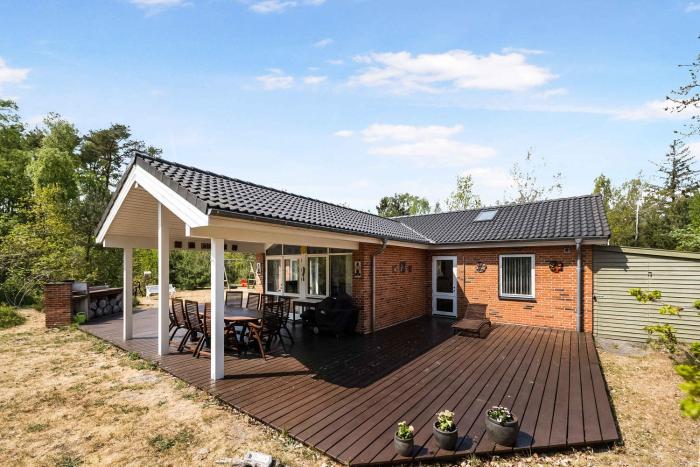 Cozy Newer Large Holiday Home In Snogebæk