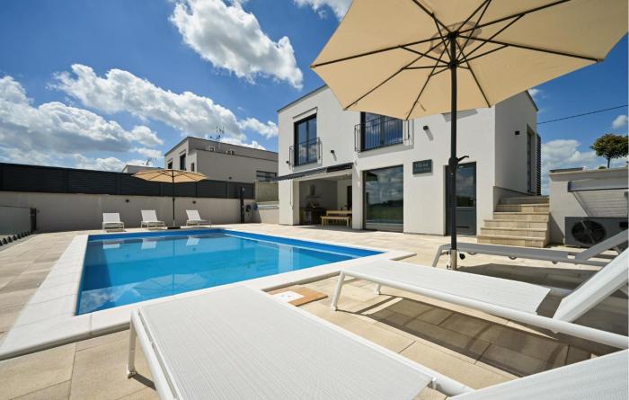 Beautiful Home In Maglenca With Sauna