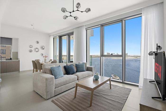 Vayk - Bright & Elegant 2BR Apartment with Creek Views