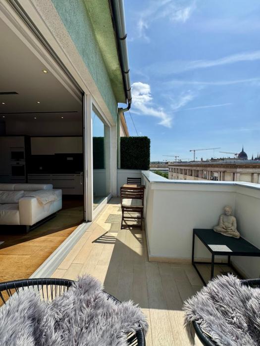 Panoramic Views - Luxury Downtown Home