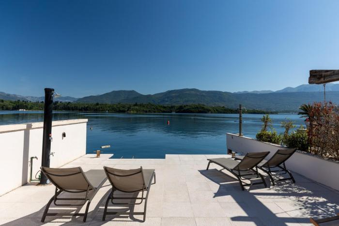 Villa Amari waterfront, step to the sea and berth